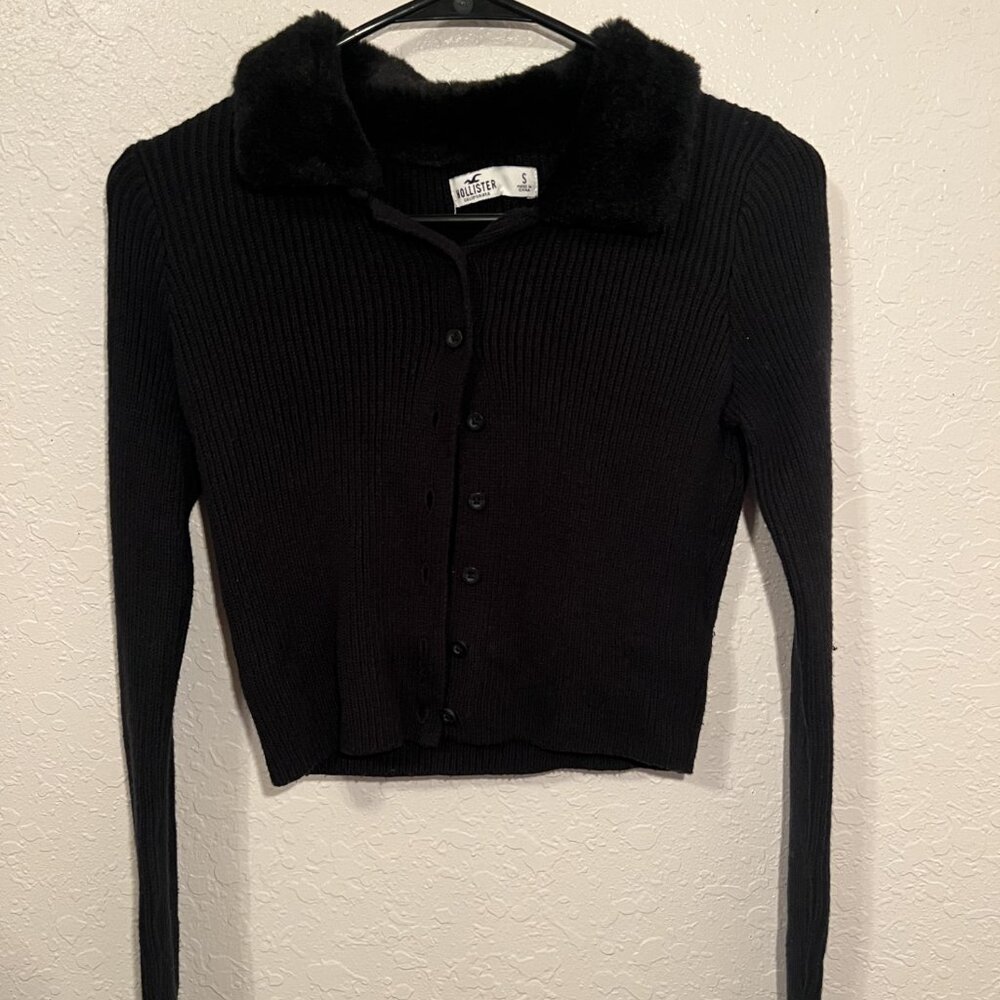 Black cropped buttoned jacket with fur neckline Hollister